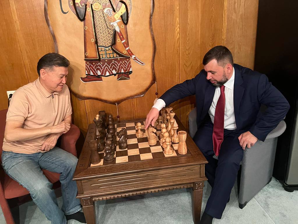 2.Ilyumzhinov sygral v shahmaty s  Pushilinymjpg