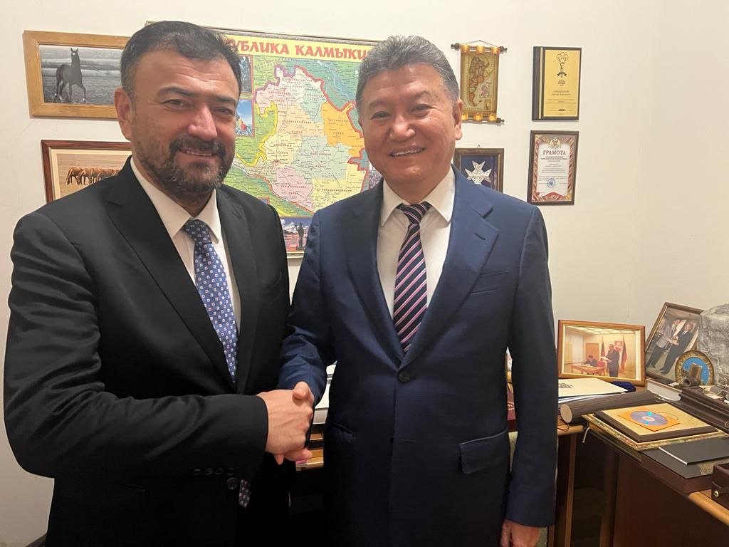 Kirsan Ilyumzhinov i Mohammad Shakir Kargar vstretilis za shahmatnoj doskoj3